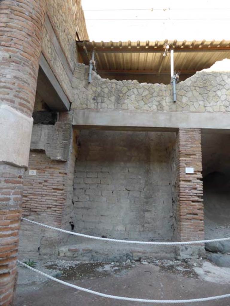 Decumanus Maximus, Herculaneum, September 2015.
Building on north side of the Decumanus Maximus, doorway numbered 6.